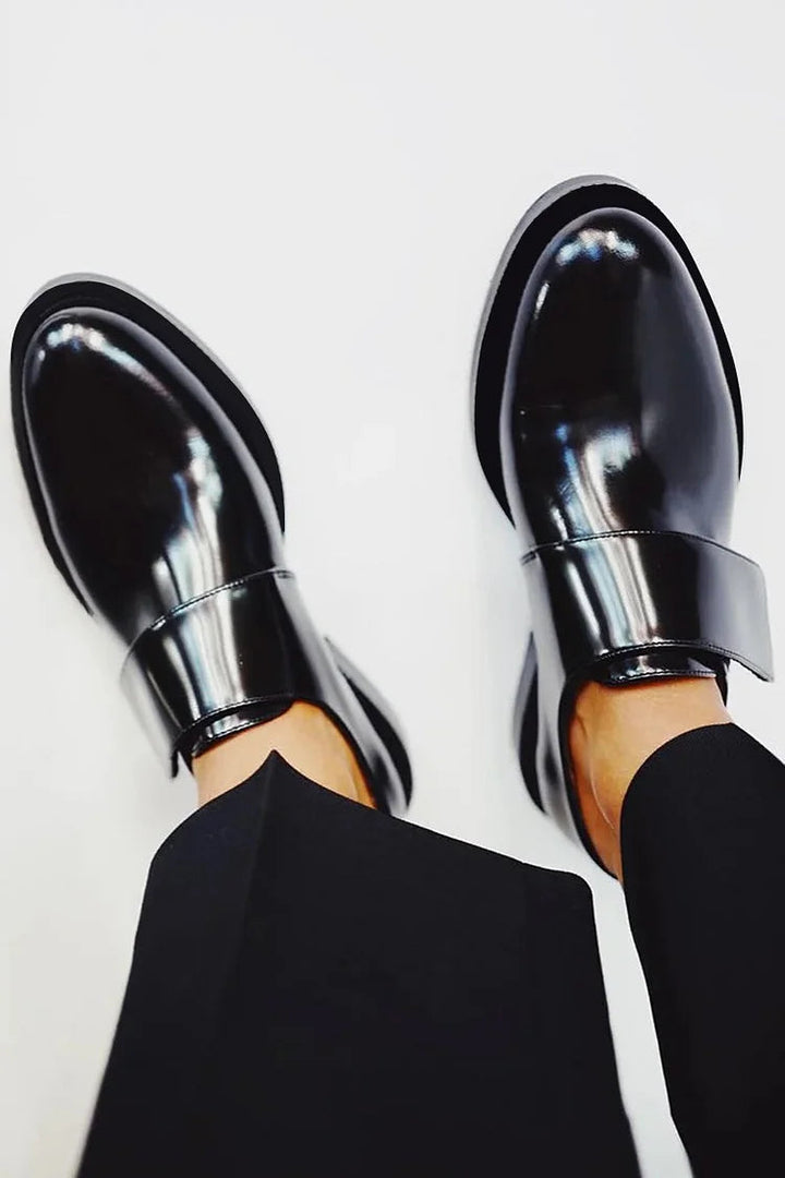 IRIS | Elegant glossy loafers with strap for an impeccable style