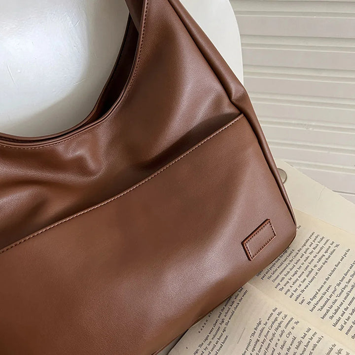 Loose hobo bag with a leather look
