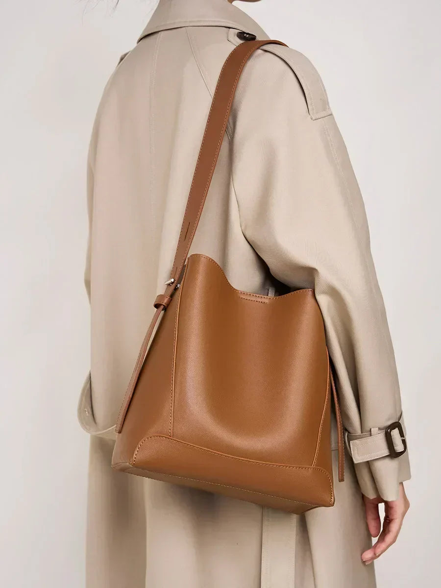 tine™ – Elegant shoulder bag in a sandy shade with strap-inspired handles