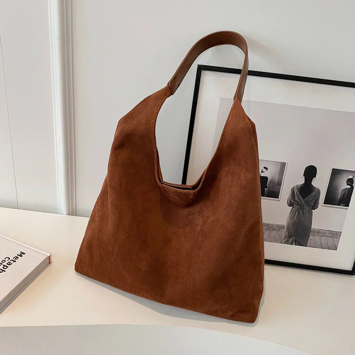 Loose hobo bag with a leather look