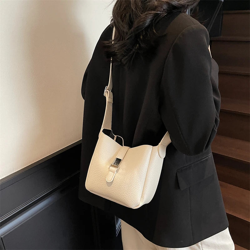 Iris™ – Modern bucket bag with a leather look