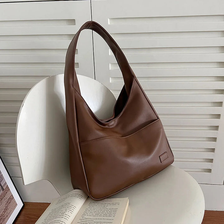 Loose hobo bag with a leather look