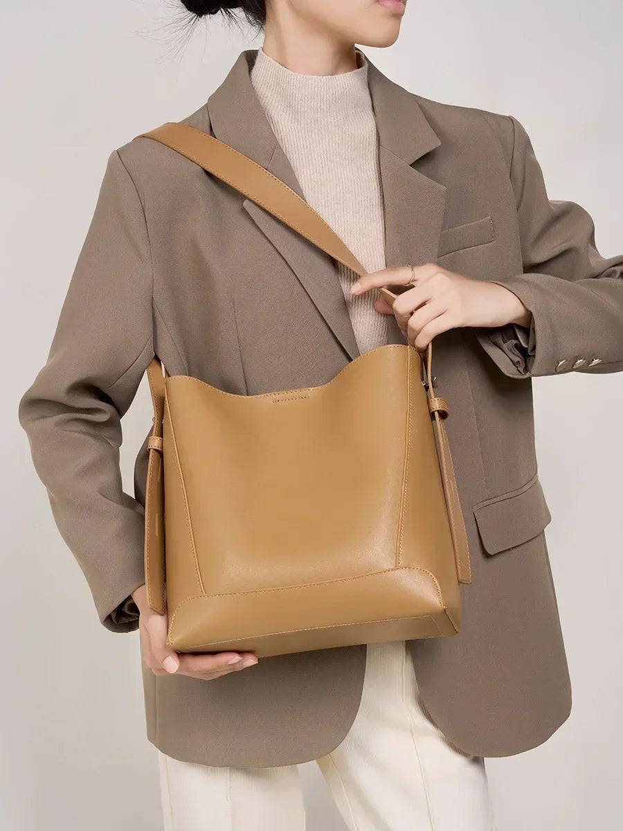 tine™ – Elegant shoulder bag in a sandy shade with strap-inspired handles