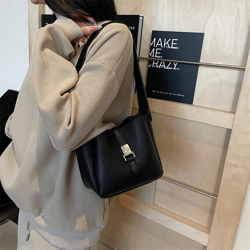 Iris™ – Modern bucket bag with a leather look