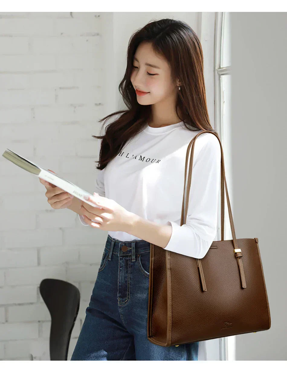 Elegant everyday bag with a leather look