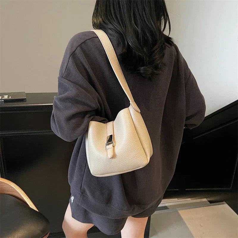 Iris™ – Modern bucket bag with a leather look