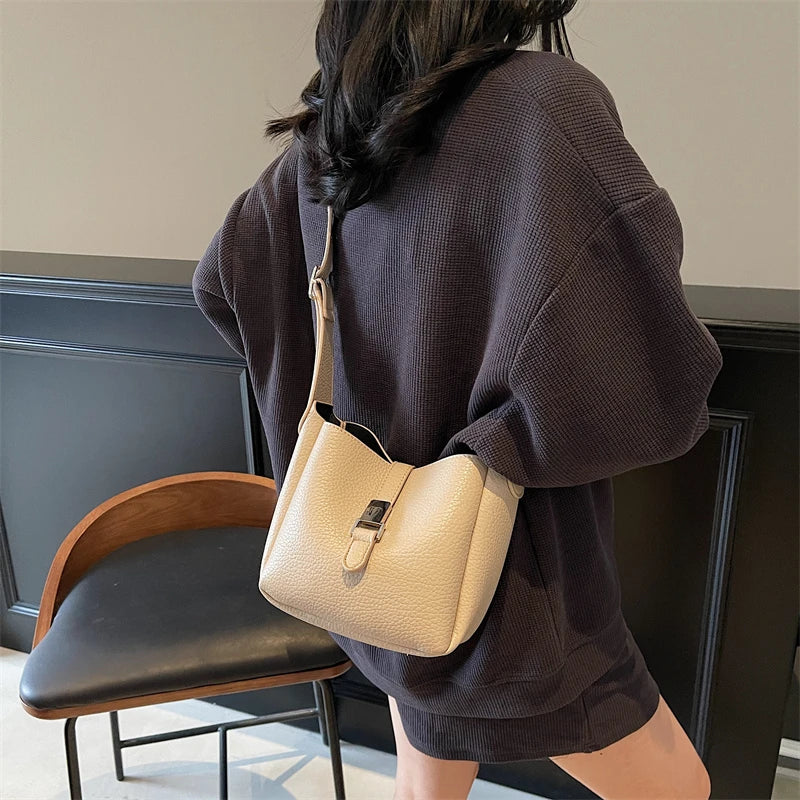 Iris™ – Modern bucket bag with a leather look